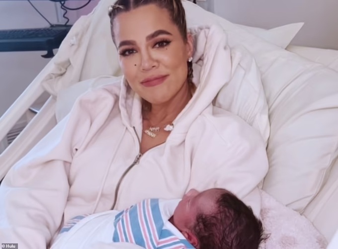 Khlóe Kardashian hé lộ hình ảnh con trai mới sinh nhờ người mang thai hộ - 1 Khlóe Kardashian hé lộ hình ảnh con trai mới sinh nhờ người mang thai hộ - 1