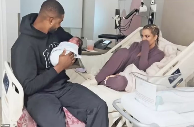 Khlóe Kardashian hé lộ hình ảnh con trai mới sinh nhờ người mang thai hộ - 2 Khlóe Kardashian hé lộ hình ảnh con trai mới sinh nhờ người mang thai hộ - 2