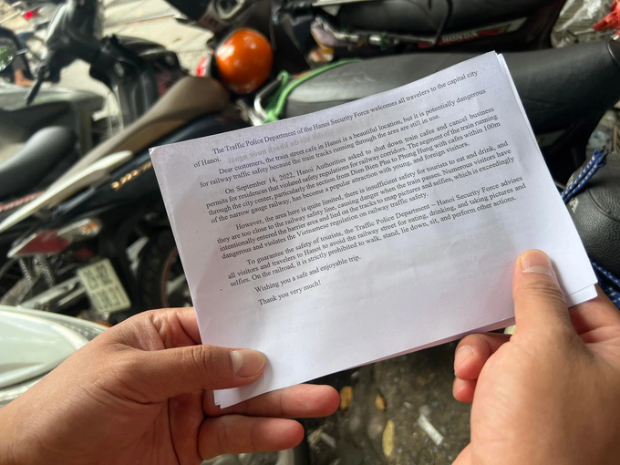 Cảnh sát phát tờ rơi song ngữ trên phố cà phê đường tàu - 3 Cảnh sát phát tờ rơi song ngữ trên phố cà phê đường tàu - 3