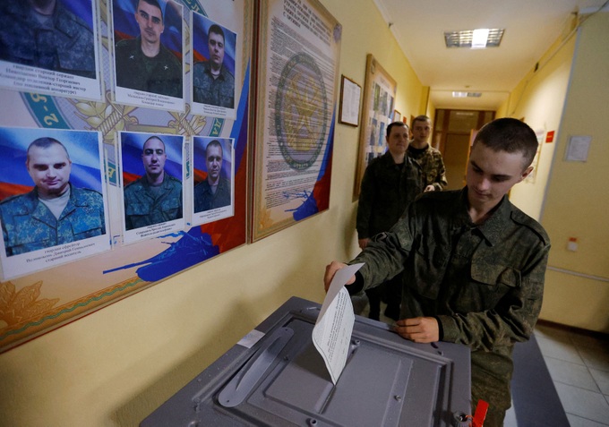 Quan sát viên Mỹ, châu Âu giám sát bỏ phiếu trưng cầu dân ý tại Ukraine - 2