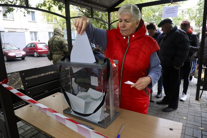 Quan sát viên Mỹ, châu Âu giám sát bỏ phiếu trưng cầu dân ý tại Ukraine - 1