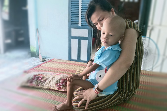 Người mẹ chạy vạy mượn tiền để cứu con gái gầy trơ xương - 4 Người mẹ chạy vạy mượn tiền để cứu con gái gầy trơ xương - 4