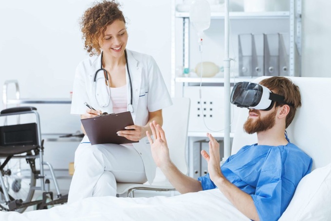 Kính thực tế ảo có thể được sử dụng như một công cụ giúp bệnh nhân giảm đau khi phẫu thuật trong tương lai? (Ảnh minh họa: Getty).
