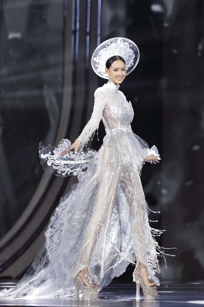 Á hậu cao nhất Việt Nam gặp sự cố khi trình diễn trang phục sen trắng