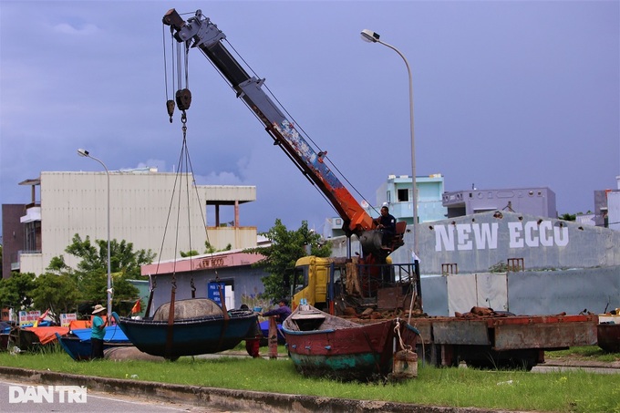 Thuê xe cẩu đưa tàu thuyền lên bờ tránh cơn bão mạnh Noru - 1