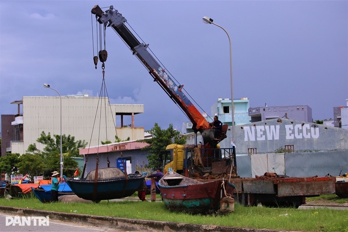 Thuê xe cẩu đưa tàu thuyền lên bờ tránh cơn bão mạnh Noru - 1 Thuê xe cẩu đưa tàu thuyền lên bờ tránh cơn bão mạnh Noru - 1