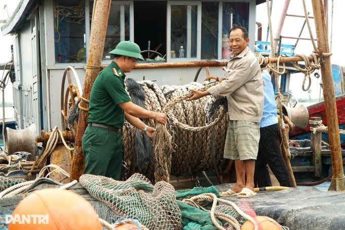Thuê xe cẩu đưa tàu thuyền lên bờ tránh cơn bão mạnh Noru - 13 Thuê xe cẩu đưa tàu thuyền lên bờ tránh cơn bão mạnh Noru - 13