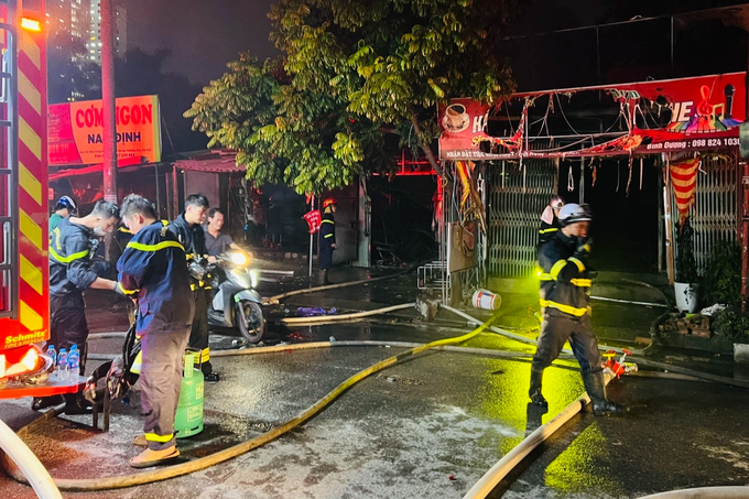 Cháy 4 nhà dân tại cổng khu công nghiệp Vĩnh Tuy ở Hà Nội - 4