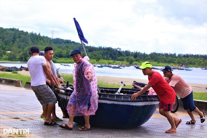 Thuê xe cẩu đưa tàu thuyền lên bờ tránh cơn bão mạnh Noru - 6 Thuê xe cẩu đưa tàu thuyền lên bờ tránh cơn bão mạnh Noru - 6