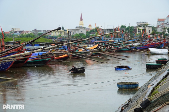 Thuê xe cẩu đưa tàu thuyền lên bờ tránh cơn bão mạnh Noru - 16 Thuê xe cẩu đưa tàu thuyền lên bờ tránh cơn bão mạnh Noru - 16