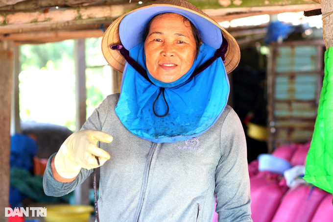 Nhọc nhằn nữ phu cá bám biển mưu sinh - 4 Nhọc nhằn nữ phu cá bám biển mưu sinh - 4