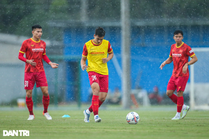 Tuyển Việt Nam đội mưa tập luyện, Quang Hải chờ được thi đấu