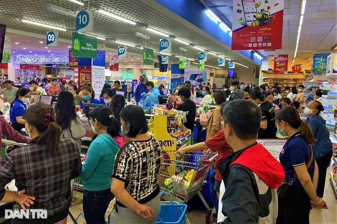 Đà Nẵng: Người dân đổ xô đi mua hàng hóa dự trữ trước giờ dừng họp chợ