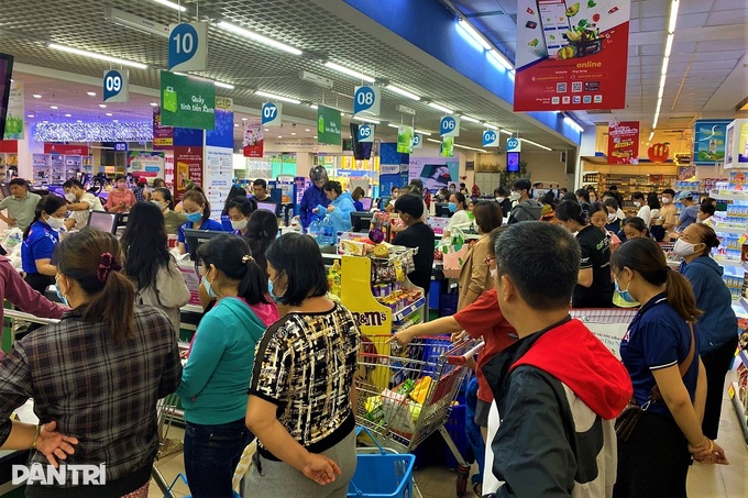 Đà Nẵng: Người dân đổ xô đi mua hàng hóa dự trữ trước giờ dừng họp chợ - 1 Đà Nẵng: Người dân đổ xô đi mua hàng hóa dự trữ trước giờ dừng họp chợ - 1