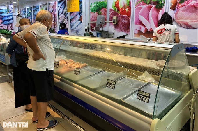 Đà Nẵng: Người dân đổ xô đi mua hàng hóa dự trữ trước giờ dừng họp chợ - 4 Đà Nẵng: Người dân đổ xô đi mua hàng hóa dự trữ trước giờ dừng họp chợ - 4