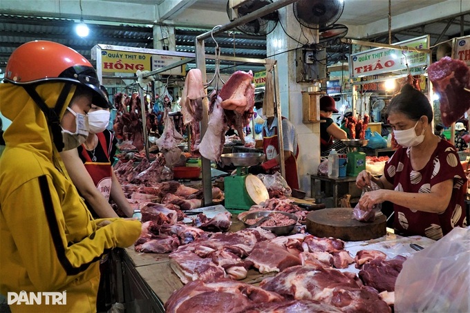 Đà Nẵng: Người dân đổ xô đi mua hàng hóa dự trữ trước giờ dừng họp chợ - 5 Đà Nẵng: Người dân đổ xô đi mua hàng hóa dự trữ trước giờ dừng họp chợ - 5