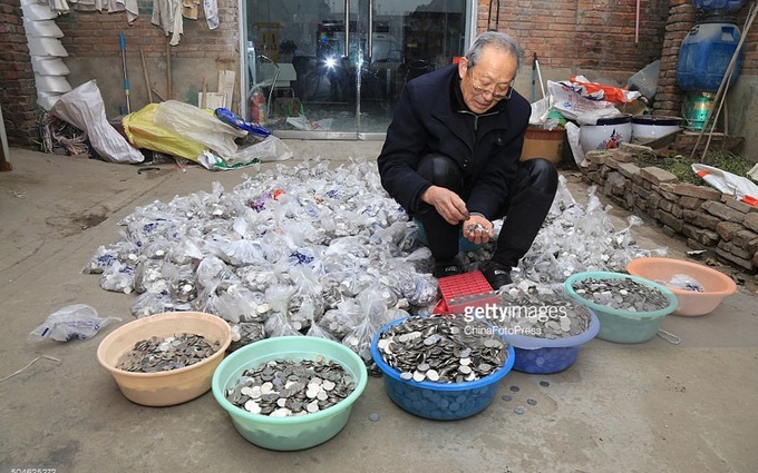 Cụ bà 79 tuổi qua đời để lại tủ đầy tiền lẻ phải nhờ 14 người tới đếm giúp - 2 Cụ bà 79 tuổi qua đời để lại tủ đầy tiền lẻ phải nhờ 14 người tới đếm giúp - 2