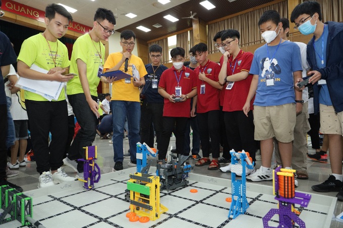 Học sinh tranh tài lập trình, điều khiển robot - 2