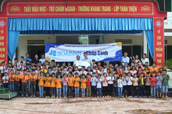 Gần 40.000 cuốn sách Chắp cánh ước mơ cho trẻ em nghèo - 5 Gần 40.000 cuốn sách Chắp cánh ước mơ cho trẻ em nghèo - 5
