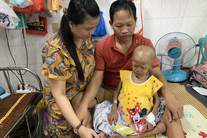 Người mẹ chạy vạy mượn tiền để cứu con gái gầy trơ xương - 2 Người mẹ chạy vạy mượn tiền để cứu con gái gầy trơ xương - 2