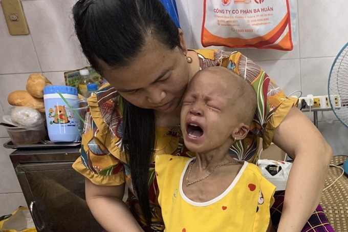 Người mẹ chạy vạy mượn tiền để cứu con gái gầy trơ xương - 3 Người mẹ chạy vạy mượn tiền để cứu con gái gầy trơ xương - 3