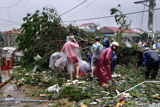 Tiệm vàng bị lốc thổi bay, nhiều người mặc mưa gió đi tìm giúp - 2 Tiệm vàng bị lốc thổi bay, nhiều người mặc mưa gió đi tìm giúp - 2