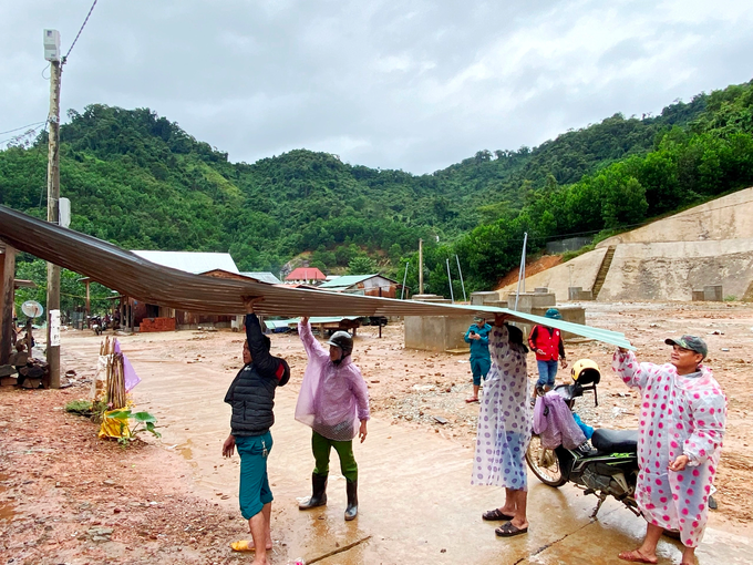 Lực lượng dân quân, xung kích giúp dân sửa nhà sau bão Noru - 1 Lực lượng dân quân, xung kích giúp dân sửa nhà sau bão Noru - 1