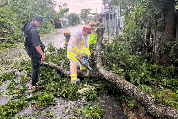 Cảnh sát cơ động, CSGT khắc phục hậu quả sau bão Noru - 5