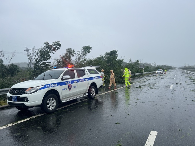 Cảnh sát cơ động, CSGT khắc phục hậu quả sau bão Noru - 6