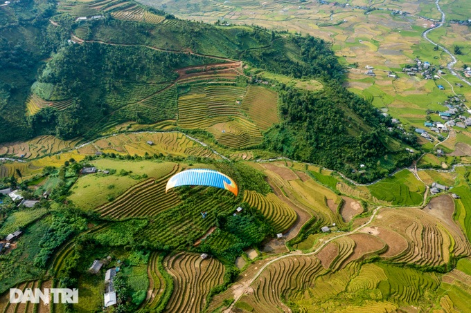 Vượt 2.000km, chi tiền triệu ngắm mùa vàng từ lưng trời Tây Bắc - 1