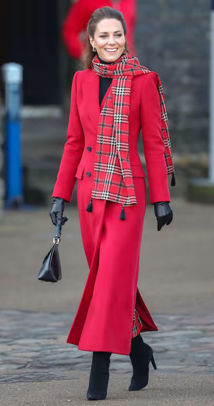 Loạt trang phục đỏ rực nổi bật và thanh lịch của công nương Kate Middleton