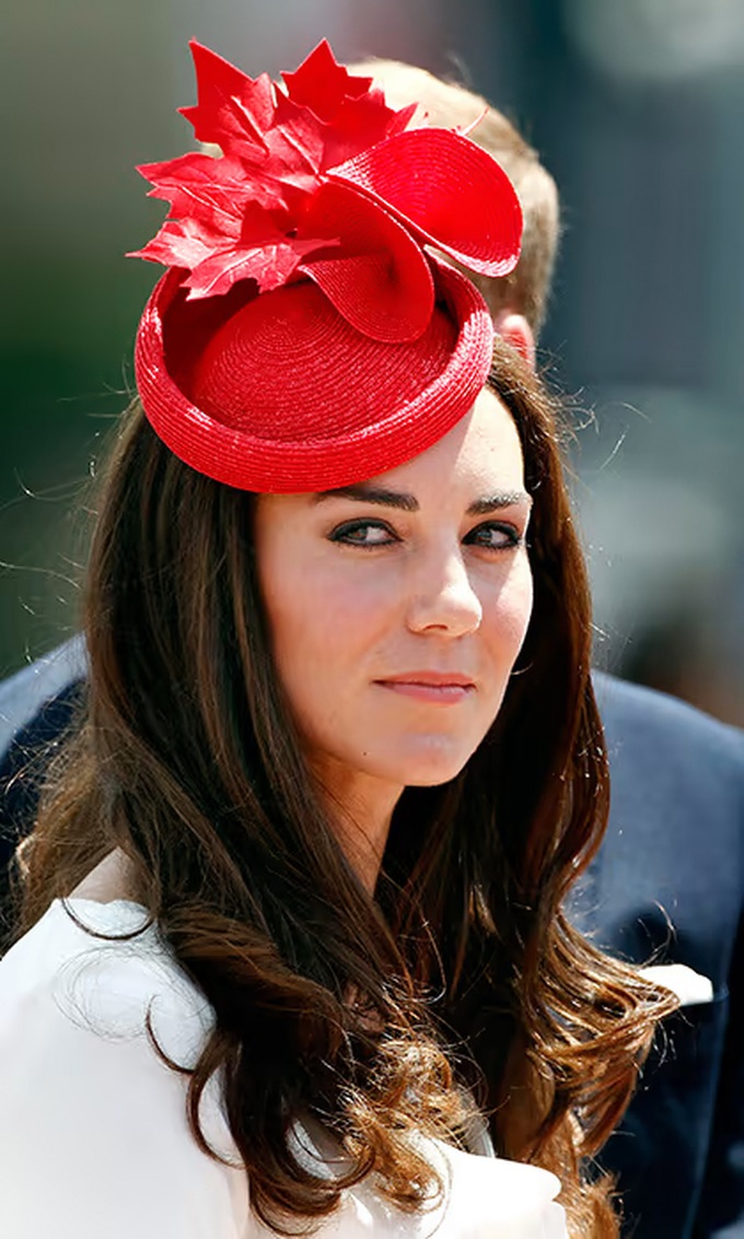 Loạt trang phục đỏ rực nổi bật và thanh lịch của công nương Kate Middleton