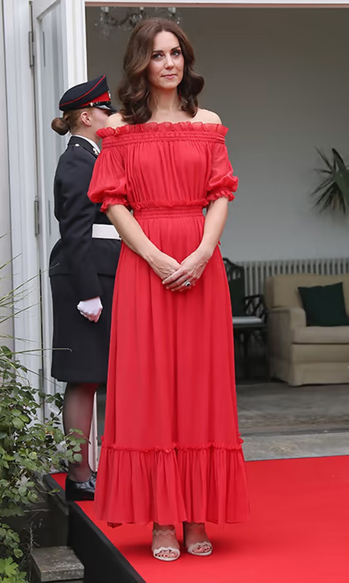 Loạt trang phục đỏ rực nổi bật và thanh lịch của công nương Kate Middleton