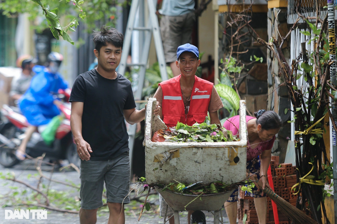 Người dân chung tay cùng dọn dẹp phố cổ Hội An, khắc phục hậu quả do bão - 6 Người dân chung tay cùng dọn dẹp phố cổ Hội An, khắc phục hậu quả do bão - 6