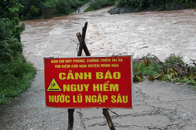 Sau bão Noru, nước lũ dâng cao khiến nhiều khu vực bị chia cắt - 3 Sau bão Noru, nước lũ dâng cao khiến nhiều khu vực bị chia cắt - 3