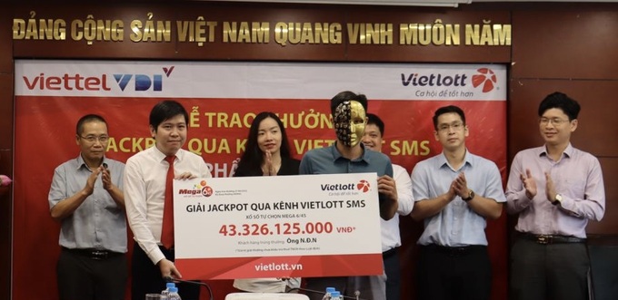 Người đàn ông 35 tuổi trúng giải Jackpot hơn 43 tỷ qua Vietlott SMS