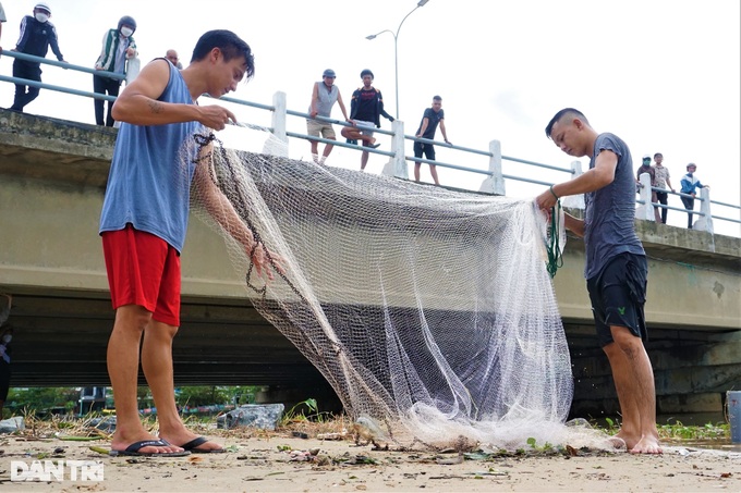 After the storm, people in Da Nang go to the sea to catch fish... fresh water, make a mess - 1