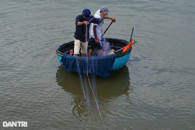 After the storm, people in Da Nang go to the sea to catch fish... fresh water, make a mess - 11