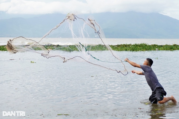 After the storm, people in Da Nang go to the sea to catch fish... fresh water, make a mess - 2