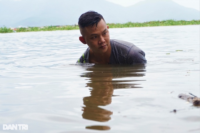 After the storm, people in Da Nang go to the sea to catch fish... fresh water, make a mess - 3