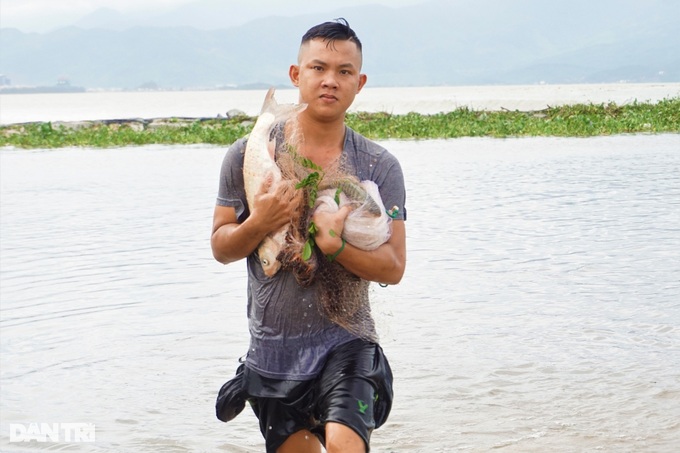 After the storm, people in Da Nang go to the sea to catch fish... fresh water, make a mess - 4