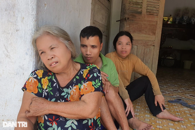Cuộc sống bất hạnh của người mẹ tâm thần và 2 con thiểu năng trí tuệ - 7 Cuộc sống bất hạnh của người mẹ tâm thần và 2 con thiểu năng trí tuệ - 7