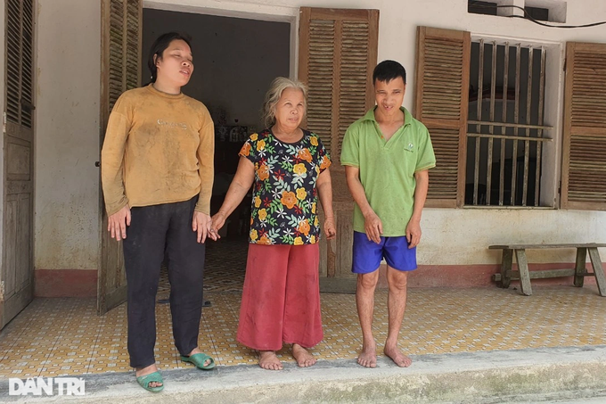 Cuộc sống bất hạnh của người mẹ tâm thần và 2 con thiểu năng trí tuệ - 8 Cuộc sống bất hạnh của người mẹ tâm thần và 2 con thiểu năng trí tuệ - 8