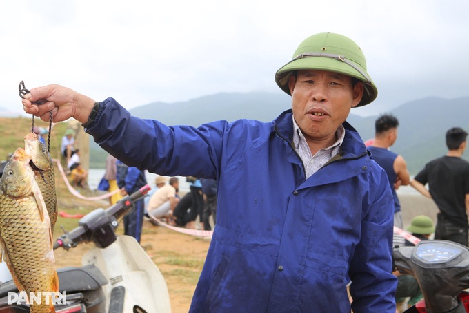 Hàng chục người liều mình lao xuống dòng nước lũ chảy xiết bắt cá - 9 Hàng chục người liều mình lao xuống dòng nước lũ chảy xiết bắt cá - 9
