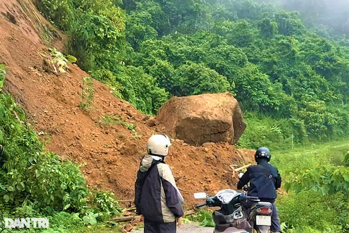 Mưa lũ đẩy hàng nghìn m3 đất, đá vùi lấp nhiều tuyến đường - 10