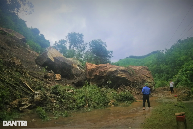 Mưa lũ đẩy hàng nghìn m3 đất, đá vùi lấp nhiều tuyến đường - 1