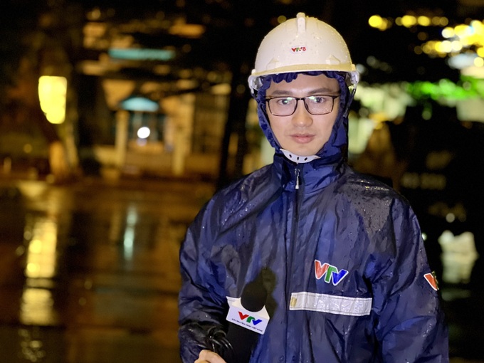 2 phóng viên VTV bám trụ trong bão dẫn bản tin trực tiếp gây xúc động - 3