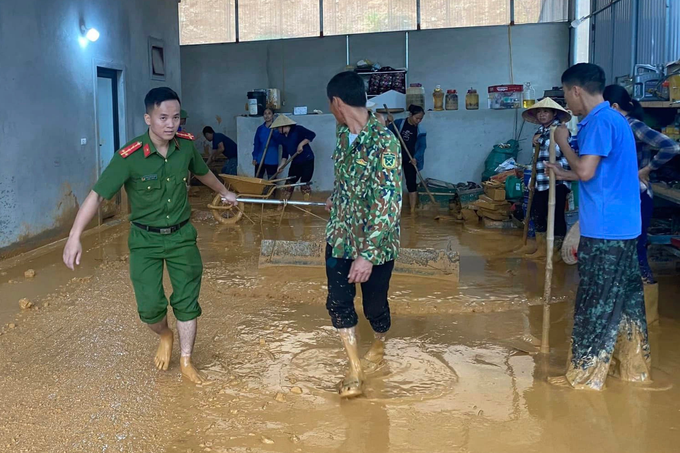 Nhiều người chết, mất tích vì lũ, công an, bộ đội căng mình giúp dân - 15 Nhiều người chết, mất tích vì lũ, công an, bộ đội căng mình giúp dân - 15