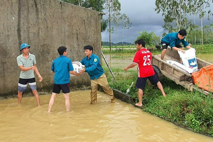 Nhiều người chết, mất tích vì lũ, công an, bộ đội căng mình giúp dân - 4 Nhiều người chết, mất tích vì lũ, công an, bộ đội căng mình giúp dân - 4