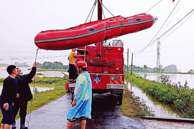 Nhiều người chết, mất tích vì lũ, công an, bộ đội căng mình giúp dân - 6 Nhiều người chết, mất tích vì lũ, công an, bộ đội căng mình giúp dân - 6